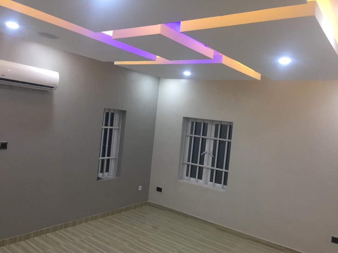 Geometric Ceiling Design with Wall Finishing